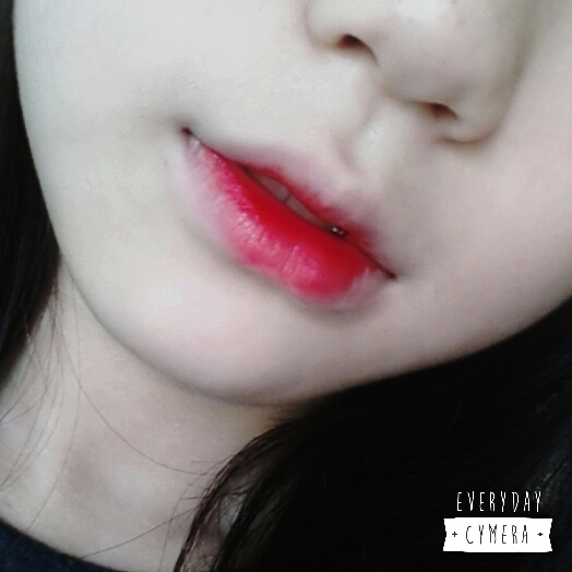 틴트를 바른 제 입술! 얼룩덜룩한 입술이라 잘 보시면 저기저기 얼룩덜룩한거 보이시죠ㅠㅠ 입술안은 진하고 겉은 하얘서 선이 딱! 생겨서
립메이크업을 하던 말던 얼룩덜룩해요 !!
그래서 저같은 분들을 위한 꿀팁..♡
