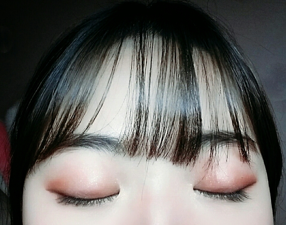 눈감으면 이런 느낌이에요~ 2번 핑크 글리터를 눈중앙에 올리니까 블링블링하다못해 눈이 튀어나올 것 같네요 하하;;:-)