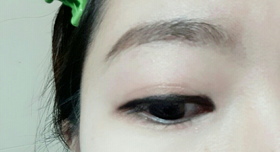 아이라인은 처지고 살짝 길게 빼주세요.
일자로 그리기 보단 둥근라인으로 그려주시는게 더 비슷해요~!