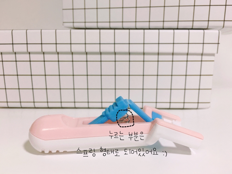 누르는 부분은 스프링 형태로 되어있어요.