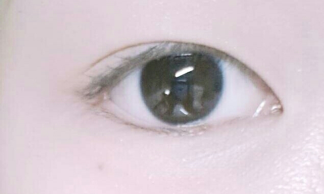 아이홀과 눈 밑까지 연하게 한번 발라주세요