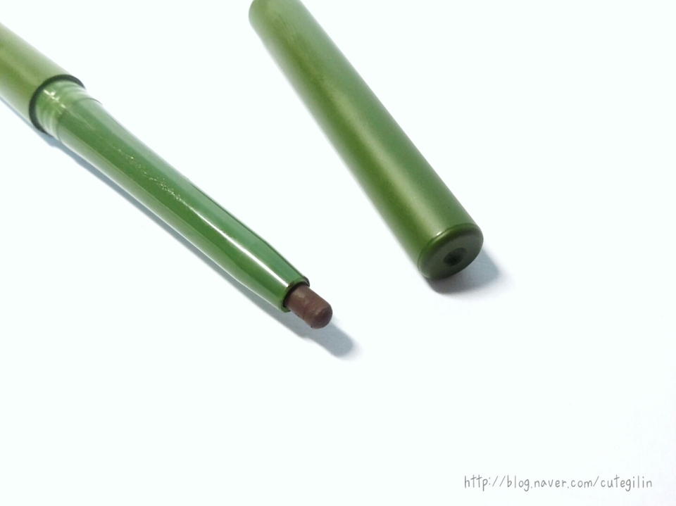 네이처리퍼블릭 보테니컬 워터프루프 아이라이너
(2호 브라운)
정가: 5500원/ 구입처: 네이처리퍼블릭

색상은 블랙, 브라운 두 가지 컬러가 있어요

오토 타입이며, 내장샤프너가 있습니다
수정할게요ㅠ