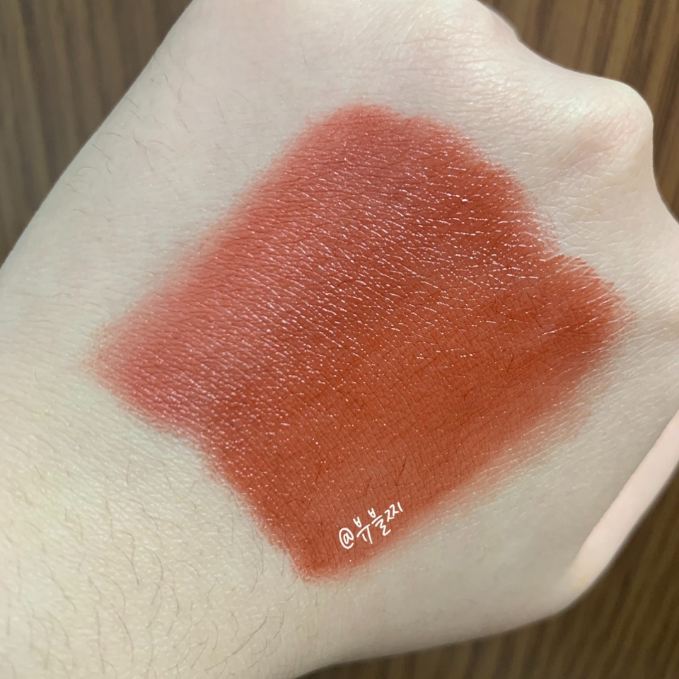 블렌딩을 해보면 이런색이 나와요
이 조합은 아까 추천드린 팔레트들 중 
에뛰드 메이플로드랑 더 잘 어울리는 조합이에요

약간 붉붉하면서 좀 차분한 느낌을 줄 때 사용하면 좋은
색상입니다