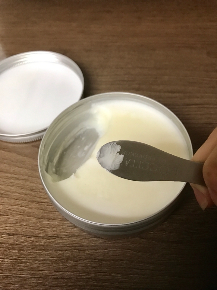 그리고 화장 직전에도 아주 두껍게 발라준 후 슥 ~ 문질러서 각질제거 할 때 쓰는데 정말 꿀입니다:) 차근차근 바닥을 보일 때 까지 쓰는 중예요ㅎㅎㅎ
