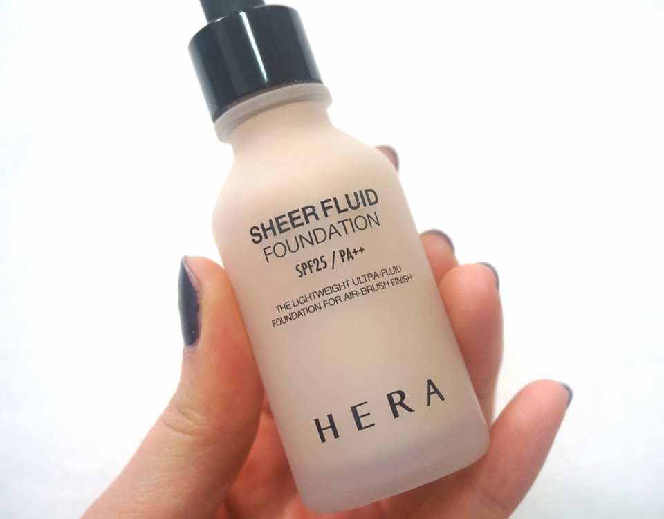 디자인이 아주 깔끔하고 고급져욤! 
이 제품은 굉장히 묽고 가벼운 플루이드 제형이고, 펴바르면 금방 피부에 스며들어요.