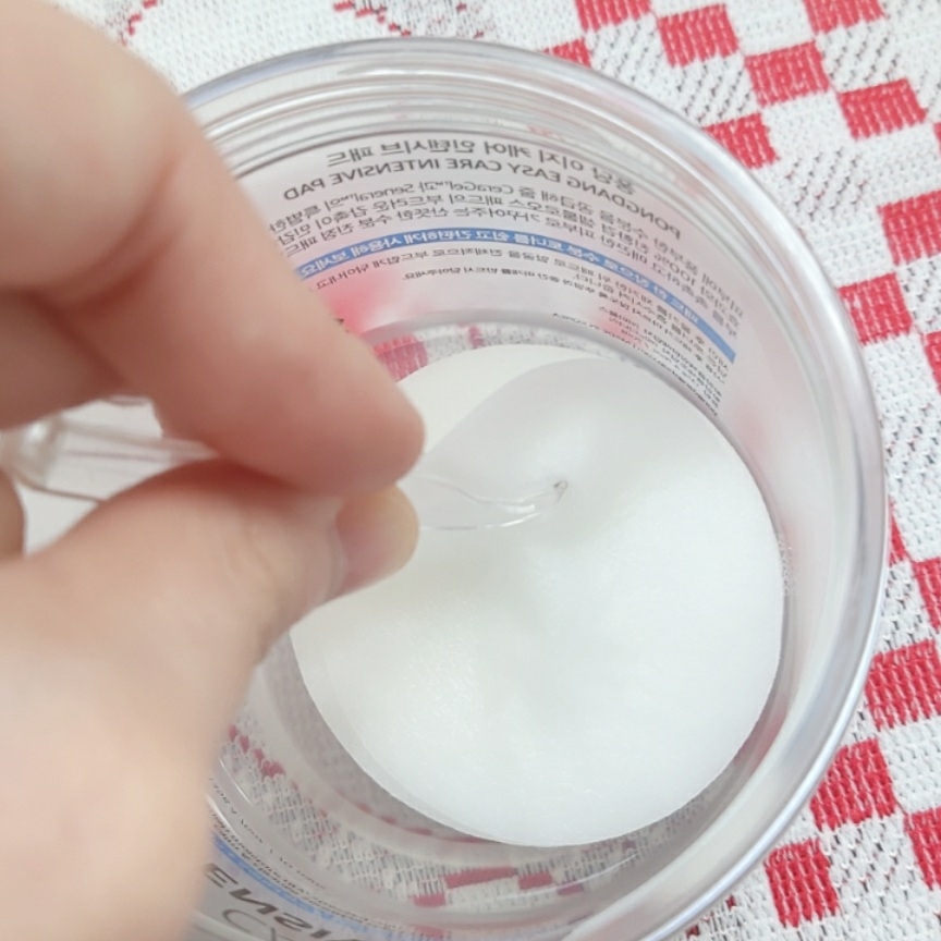 내장된 집게로 하나씩 집어올릴 수 있어서 위생적이에요!
근데 이 제품은 타사 제품보다 좀 얇아서 하나씩 빼내기 굉장히 어렵습니다😅