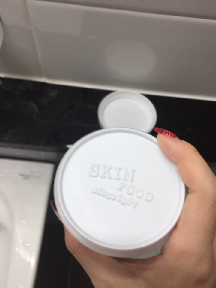 안에는 이런 마개같은게 들어있어서 스패츌러만 있다면 좀 더 위생적으로 쓸 수 있어요