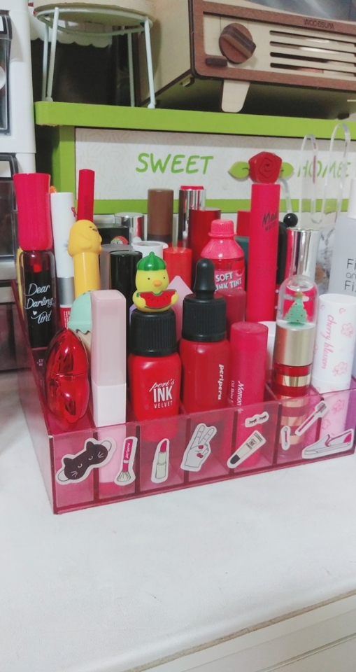 이 립스틱 꽂이가 많이 꽂혀 좋은데 엄청 예전에 사서 어디서 샀는지도 모르겠네요..ㅜ 다이소에 립스틱 꽂이 따로 판답니다~
여기 꽂혀있는 아이들은 자주 사용하고 빨리 써야해서 내놓았어요! 천천히 써도 되는 것은 뒷정리함에 우르르 넣어놨답니다^^