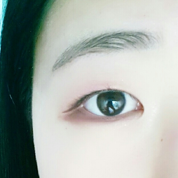 뷰러로 찝어주고 붓펜아이라이너로 속눈썹 사이사이를 메꾸고 꼬리를 빼줍니당

#세일러문 붓펜아이라이너 브라운