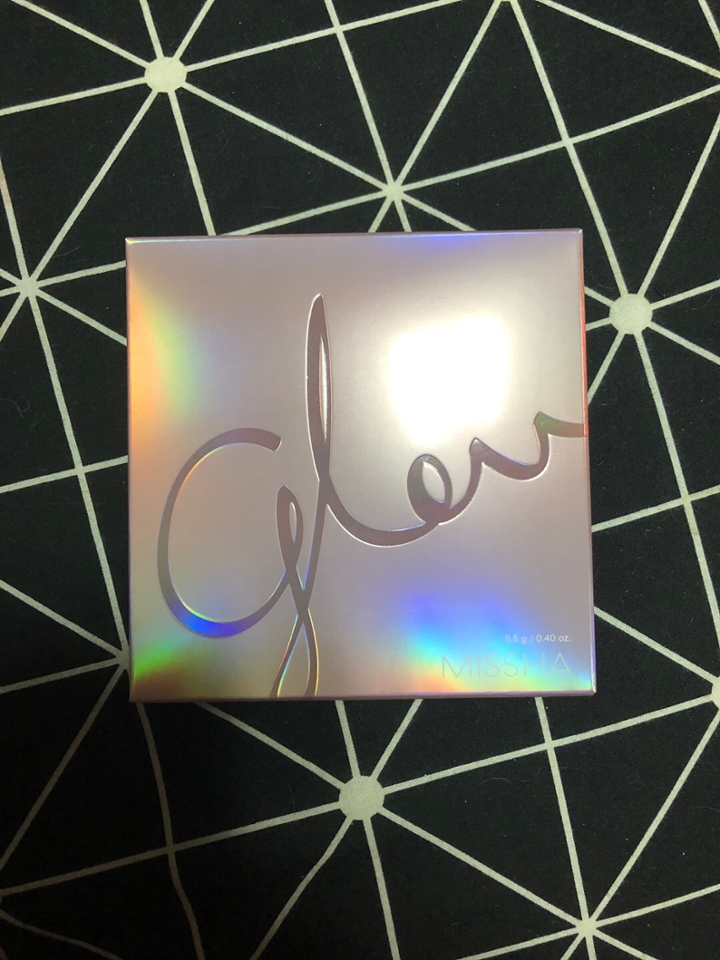 단상자부터 고급진 홀로그램 빛이 넘 예뻐요
같이 출시 된 글로우 쿠션도 통일 된 디자인이에요