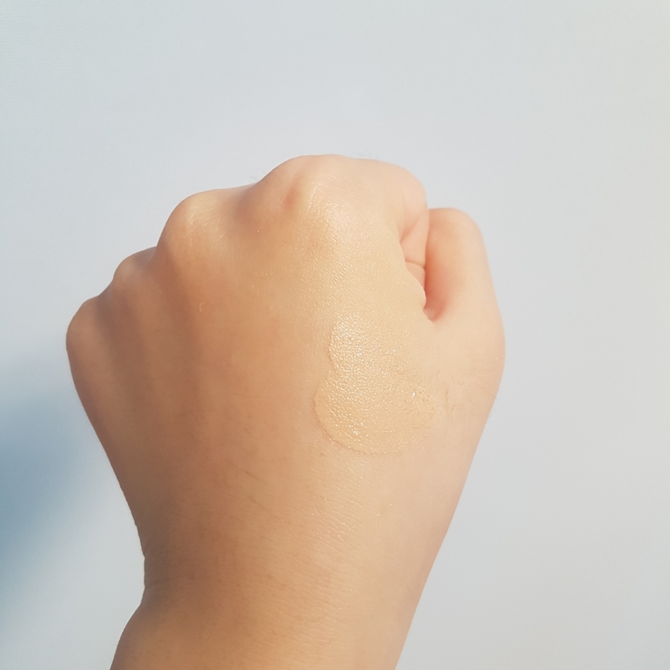 그리고 피부와 #블랜딩 도 상당히 잘 되더라구요!

저 모습이 퍼프로 두번 찍고 
오른쪽 부분은 좀 블랜딩 한 모습인데
경계가 별로 지지 않아요!

그리고 밀도가 좋아서투명하게 발리지 않습니다!
#글로우쿠션 이지만 #커버력도 상당히 좋습니당ㅎㅎ

그래서 좀 호!였어요!
대부분의 글로우 쿠션의 경우 
광에 집중을 하다보니
커버력이 아쉬운 경우가 많았는데,
이 쿠션은 광과 커버력을 모두 잡는 쿠션이에요!!!!

다만 단점은, 글로우한 쿠션이다 보니
눈이나 화장 번짐이 상당히 심하다는 점 ㅠㅠ
파우더 처리를 해도 심하더라구요ㅠㅠ
이 제품 사용하고 한~참 있다가 보면 다 번져있어용 ㅠㅠ

그리고 다크닝이 좀 있어요..!!
나중에 보면 피부가 좀 칙칙해요!!
이게 화장이 번져서 그런건가 싶긴하지만
전체적으로 낯빛이 어두워져서
다크닝 같습니다..!

하지만, 제형이 촉촉해서 수정화장 하기에는 좋아요!
뭉치지 않고 두터워지지 않아서
수정화장에는 와따입니당!!!

상당히 단점과 장점이 혼재되어 있는 쿠션인데,
요즘같은 환절기에는 피부가 다 뜨잖아요!
이  쿠션은 들뜸은 전혀 없어서 쓸만 한것 같아요!!!