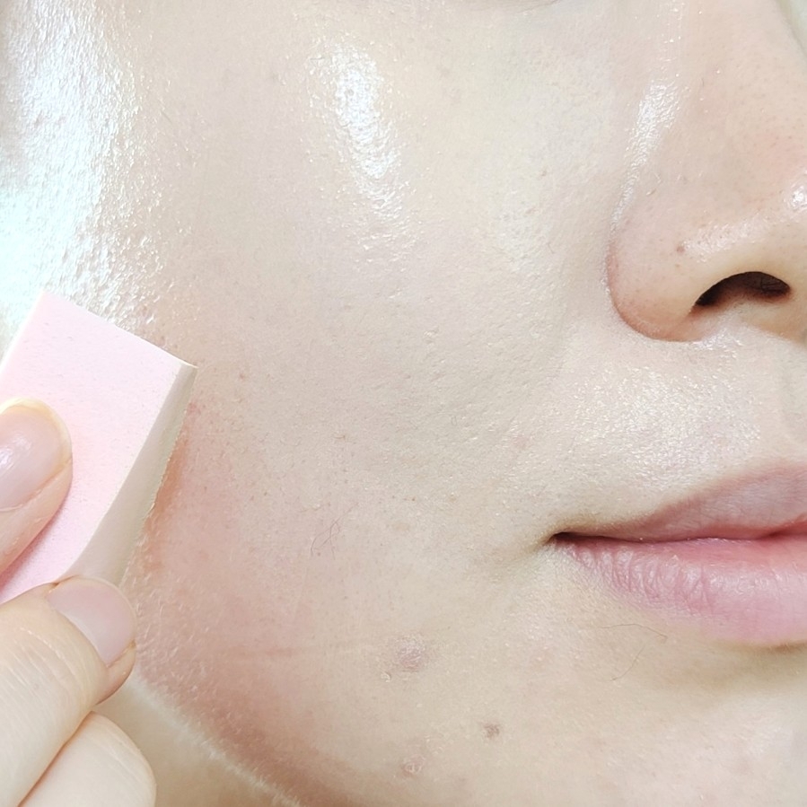 펴바르는 와중에도 뿜 올라오는 수분감💦

​

촉촉한데도 가볍고 에어리한 사용감은 도대체 어떻게 한건지 너무 신기해!!

​

보통 촉촉하면 두껍게 올라가거나 사용감이 답답한데 말이죠😲

​

에센스 더블 커버 파운데이션은 첫 텍스쳐는 생크림처럼 말캉 촉촉하다가도, 펴바르면 실크처럼 부드럽고 매끈하게 피팅되는게 일반 촉촉이 파데랑 완전히 다르더라구요

​

광채도 은은하고 고급스러운 새틴광 느낌으로 올라와서 취저💘

