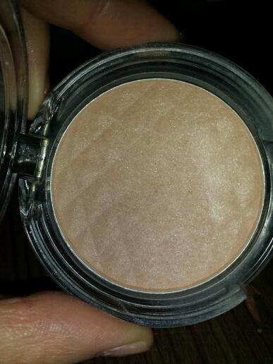 보통 밝은 피부이신분들은 섀딩으로 사용하시지만 이섀도우 베이스로 사용가능/펄이 미세하게 있지만 그래도 OK!^_^b