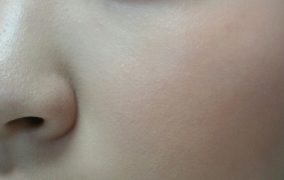 두드려서 펴주면 여리여리한 오렌지 코랄이 발색돼요~