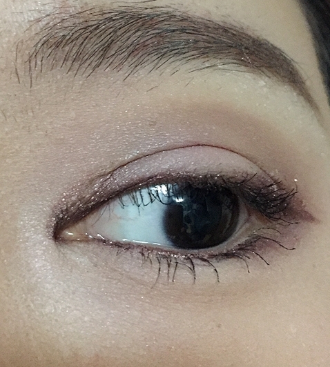 눈매가 길어보이도록 눈꼬리와 언더를 잇지 않습니다
아참! 눈 앞과 눈썹 아래 밝은 부분에는 에뛰드 허니밀크를 발랐어요