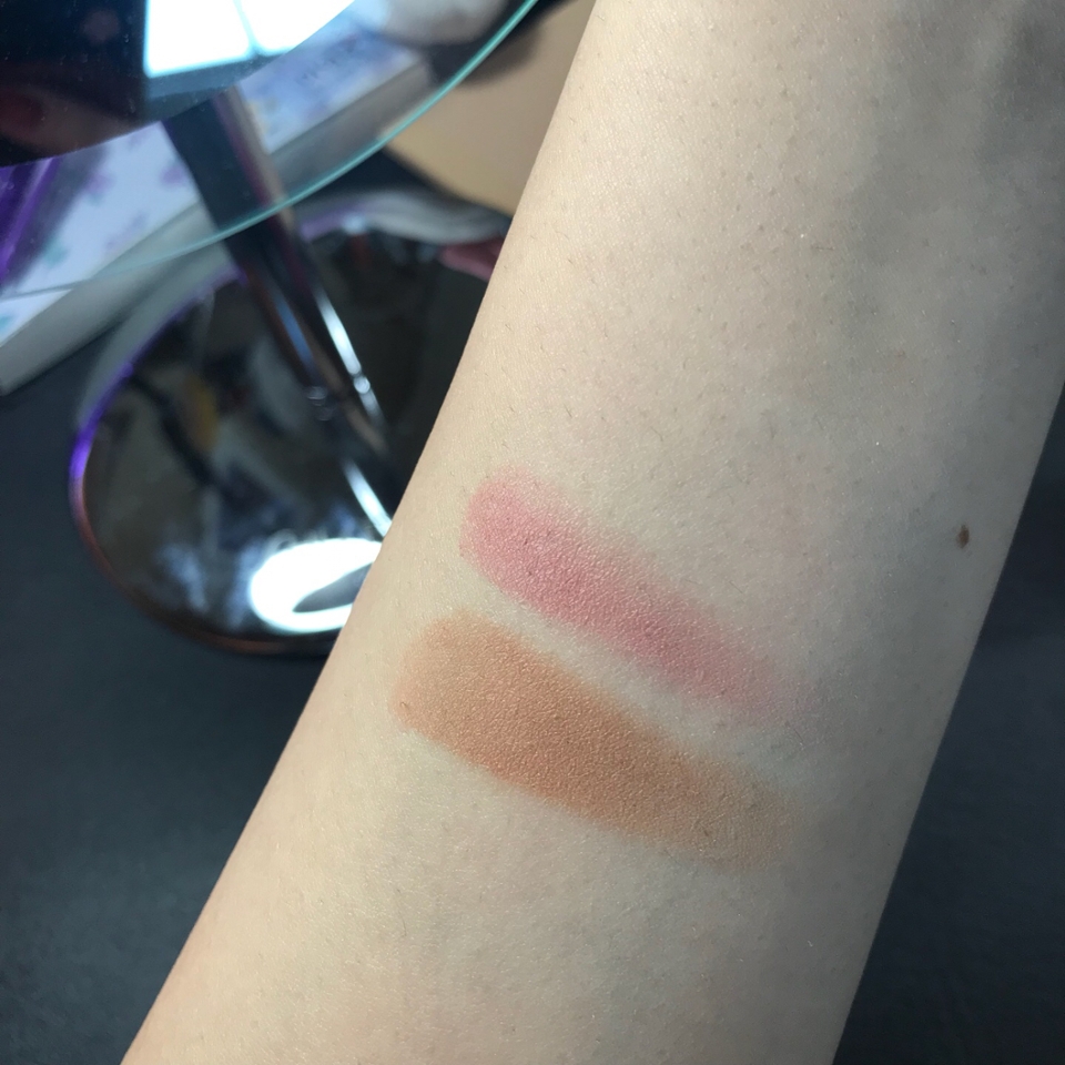 사용한 쉐도우 발색샷입니다 
처음꺼 에뛰드 하우스 “달달한 대추차”
두번째 에뛰드 하우스 “해변에선 코코넛”
렌즈는 리뷰올렸으니 참고해주세요 !

👏🏻봐주셔서 감사해요👏🏻