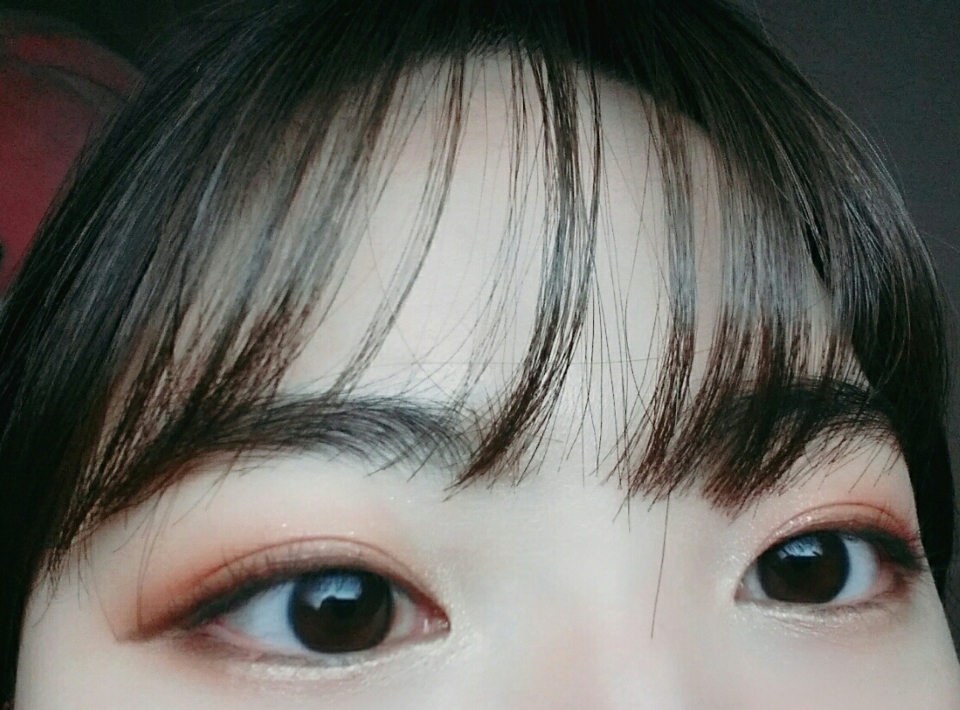 네가지색상 이용해서 메이크업한 사진이에요~
1번으로 베이스 깔아준뒤, 3번으로 눈뒤쪽에 넓게 음영넣어주고, 4번으로 눈꼬리와 삼각존 칠해주고, 2번으로 눈중앙에 올려주었어요♡
저는 원래 트여있거나 큼직한 눈이 아니라서 약간 부어보이는 것 같더라구요😢