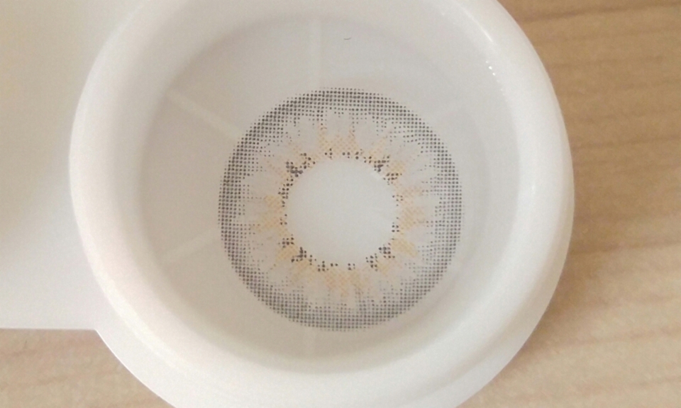 열어봤어요 ㅋㅋㅋ
브라운과 그레이가 적절히 믹스된느낌인데 
동공부분이 꽤나 넓은느낌!
외곽은 자연스럽게 그라데이션되서 써클라인이 있네요 ㅋㅋ