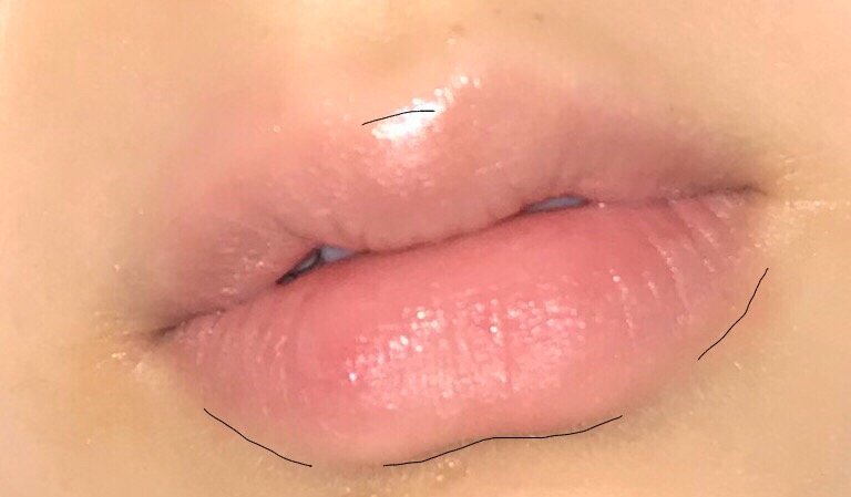 그래서 제가 표시해둔 선들을 색이 연한 립스틱으로 발라줘요! 입술밑에 살짝 그림자가 지는 부분이 있는데 딱 그 부분까지용! 그리고 입술산을 살짝 눌러주기 위해서 저 중간부분에도 베이스 립을 살살 쳐줘요 (*´∇｀*)