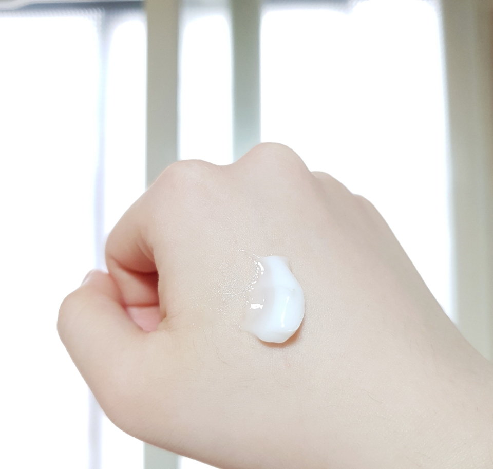 요렇게 살짝 불투명한 흰색 제형이라서 그냥 일반 젤크림처럼 투명하고 수분감있게 발려요 !