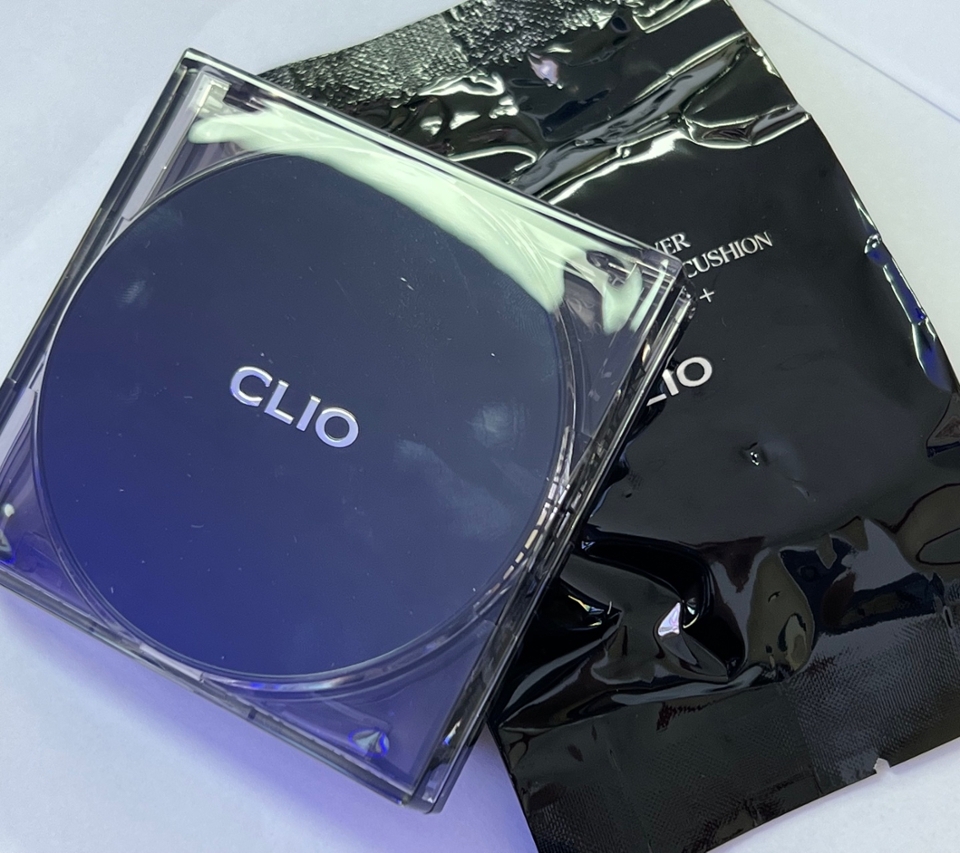 저는 04호 진저로 본품+리필 만 받았어요!
사실 전에 쓰던 쿠션이 리필도 아직 안써서 살까 말까 
고민을 많이 했던 제품이였어요 

하지만, 디자인이 너무 이쁘게 나와서 ㅠㅠㅠ 
거기에다가 리필까지 준다니 할인도 한다니!! 
이건 바로 구매각이다 싶어서 바로 구매해버렸습니당!
리필안에도 퍼프가 들어있어용~