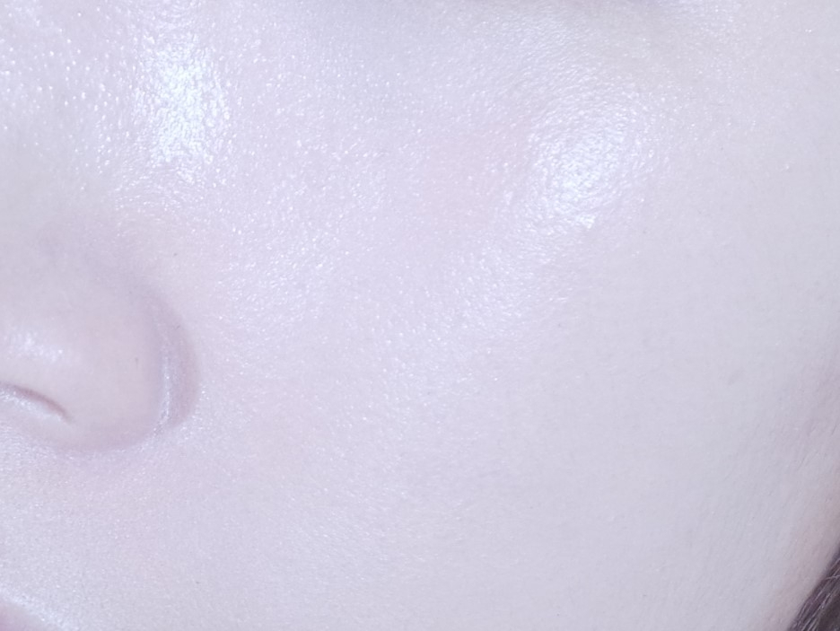 오일과 수분크림을 섞어서 기초케어를 마무리해준 피부에 조만간 리뷰예정인
로트리의 젤리 찰 파운데이션을 도포했어요!
완전 반질반질 꿀광스킨 ㅎㅎㅎ
