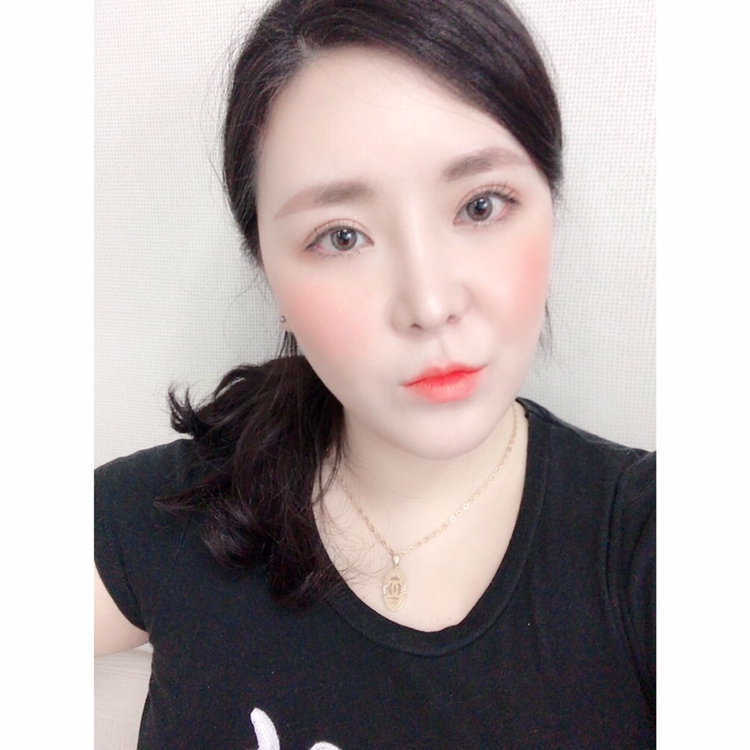 이 블러셔를 바르면 
약간 건강해보이면서 생기가 생겨요

그치만 펄이있는 블러셔는
모공부각이 될수 있으니 프라이머를 함께
사용하면 매끈하게 표현될수 있어용👍🏻

저도 모공이 좀 넓은편이지만
이 컬러감과 펄감을 포기 할수 없어
 프라이머를 꼭 바르고 사용을 해준답니다🧡

여름에 사용하면 얼마나 이쁘게요 
