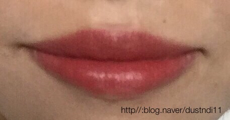 일단 발색은 별4개정도줄수있을정도입니다(5개만점)그리고 특유의립스틱향이아닌 후르츠냄새가은은히나서 좋아요!다만 매트타입이다보니 각질부각이있을수있구요!무엇보다 지속력...지속력이 별로입니다! (슬픔)잘지워지고 잘먹혀지고 잘사라진답니다!