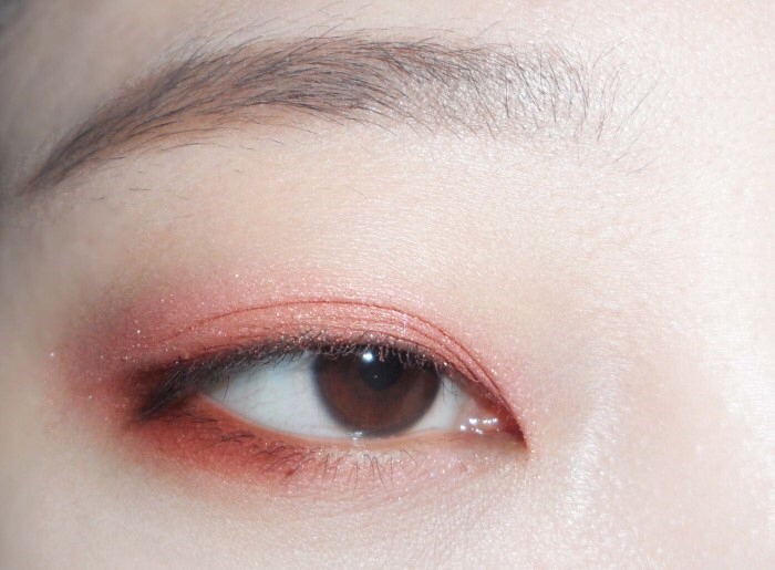 
*홀리카홀리카 레이지&조이 컵케익 아이섀도우 *
구데타마 에디션의 1호 레드벨벳 4구에 있는 섀도우 썼어요

유일하게 펄들어간 컬러라 찾기 쉬워용
