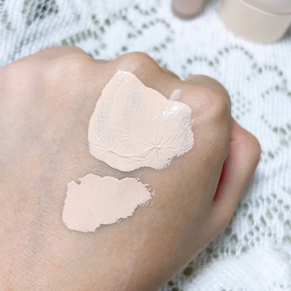 선크림과 컨실러의 컬러 차이가 크게 많이 나지 않구요
선크림의 제형이 좀 더 부드럽게 발리고 약간 촉촉한 느낌이 더 들어요. 그래서 선크림을 바를 때는 피부에 오래 두드려서 잘 밀착시켜주는게 가장 중요할 것 같아요!!
전 쿠션 퍼프로 좀 더 두드려주고 난 뒤, 손으로 한번 더 두드려 겉도는 양이 손에 묻어나게끔 해서 완벽 밀착을 시켜줬어요 (나중 소개)
컨실러는 엄청 픽싱이 잘되는 타입도 딱히 아니라서 바르기는 쉬운 편이에요! 