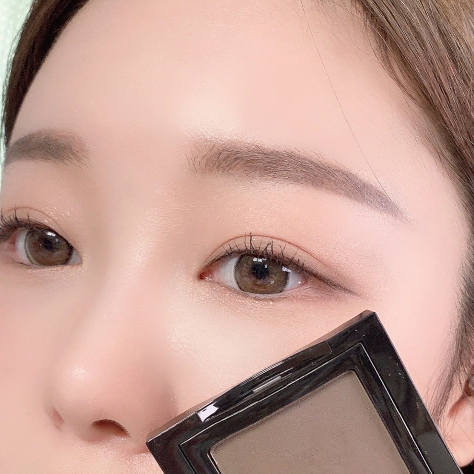 라인그린뒤에 #마호가니 로 살짝 풀어러 발라줬어요!
훨씬 더 부드러워 보이고 라인 그린 부분이 자연스러워 보여요 