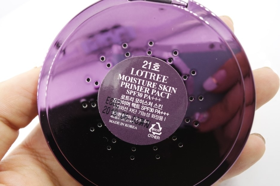 한국에서 만들어진 제품이네요!
아랫쪽에는 퍼프를 보관하는곳이 있어서 통풍을 위해 구멍이 나있어요
공기가 안통하면 더 세균이 잘번식하게 되기 때문에 이렇게 세심하게 신경을 쓴것같아요 ㅎㅎ
