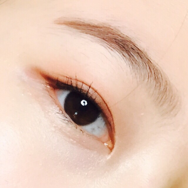 4. 롱래쉬 마스카라로 얇게 슥슥, 꼼꼼히 공들여 발라주세요! 자연스럽게 눈매가 강조되면서, 바짝 올라간 속눈썹이 여성스러운 느낌을 더해주어요.
-사용제품: 키스미 히로인 롱앤컬 마스카라 슈퍼 워터프루프