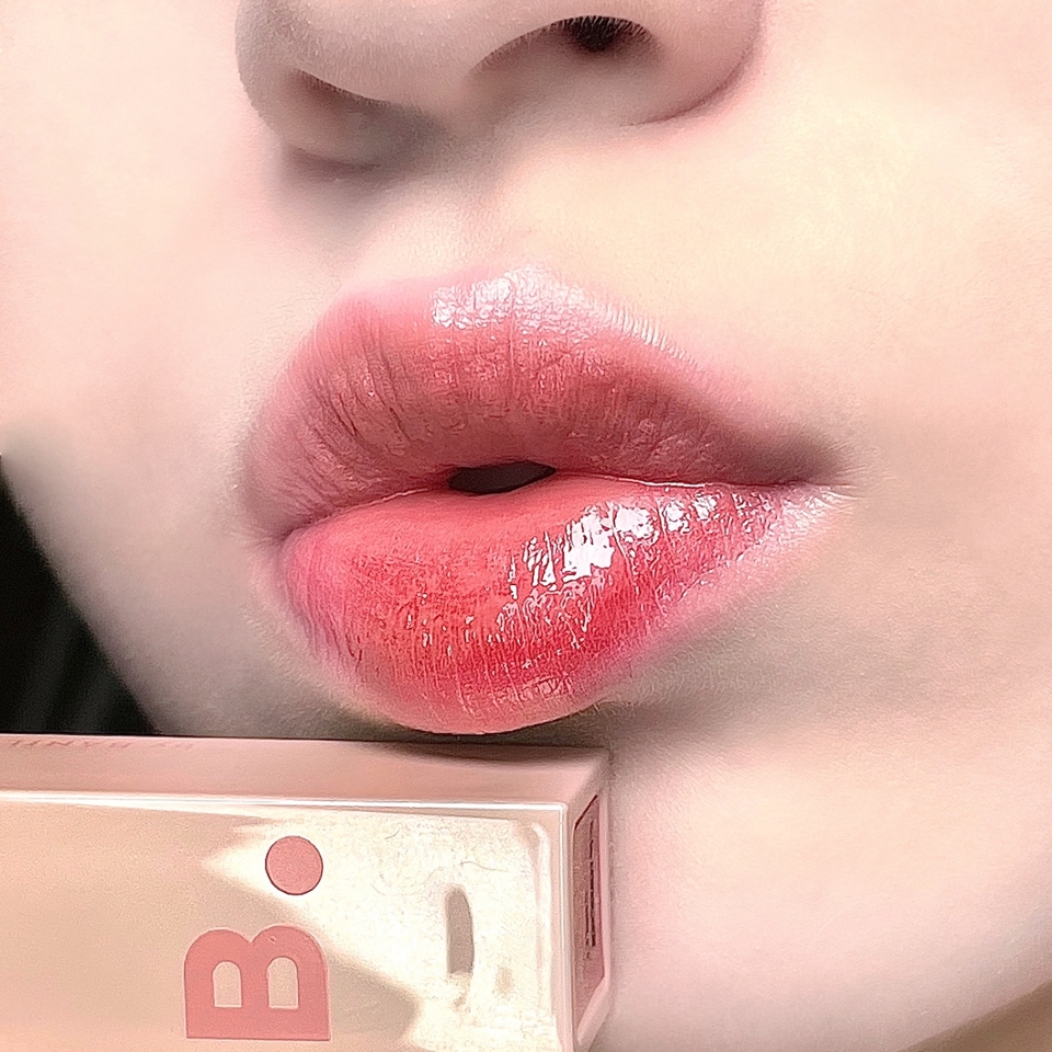 PK01 누디니어

누디니어의 컬러는 뮤트이신 분들에게 제일 잘어울리는 컬러이지만 웜톤이신분들에게도 너무 추천드리는 누디한 베이지톤의 컬러예요 베이스로도 바르기 예쁘고 뮤트톤이신분들은 그냥 발라도 예쁜 컬러랍니다!
