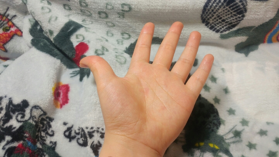 흡수가 진짜 빠르더나구요 확실히 저분자라서 흡수력도 빠르고 끈적임도 없단거!!미끌거리지도않아요!