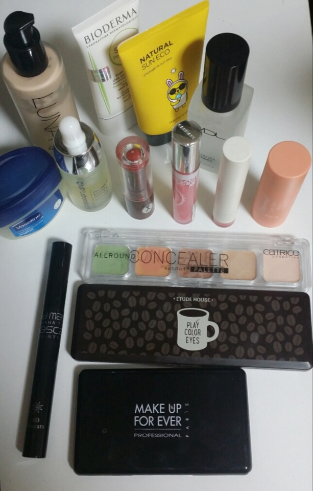 우선 메이크업에 사용된 제품 단체샷이에요.