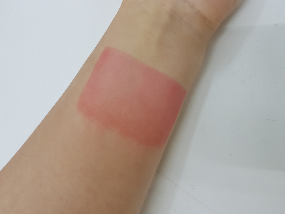 무스제형으로 부드럽고 촉촉하게 발려서 그라데리션 하기도 쉽지만 
착색이 강해서 지속력도 좋은편이어서 오랜시간 수채화립을 유지시킵니다.
#체리토마토 #레드립 으로 그라데이션 해볼게요