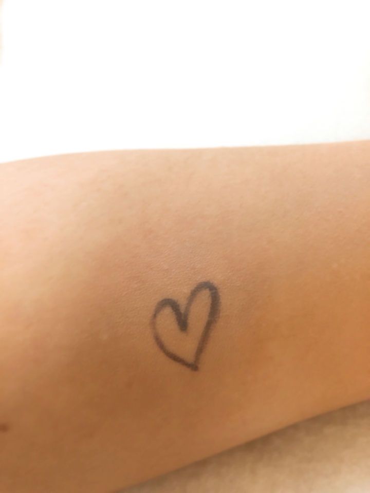 생각했던 것처럼 커버력이 그다지 높지는 않았지만 컨실러를 함께 사용하면 대부분의 잡티들이 가려지기 때문에 저는 크게 신경쓰지 않고 사용하고있어요! 여러번 덧바르면 커버력이 더 올라가기도 하구요😉