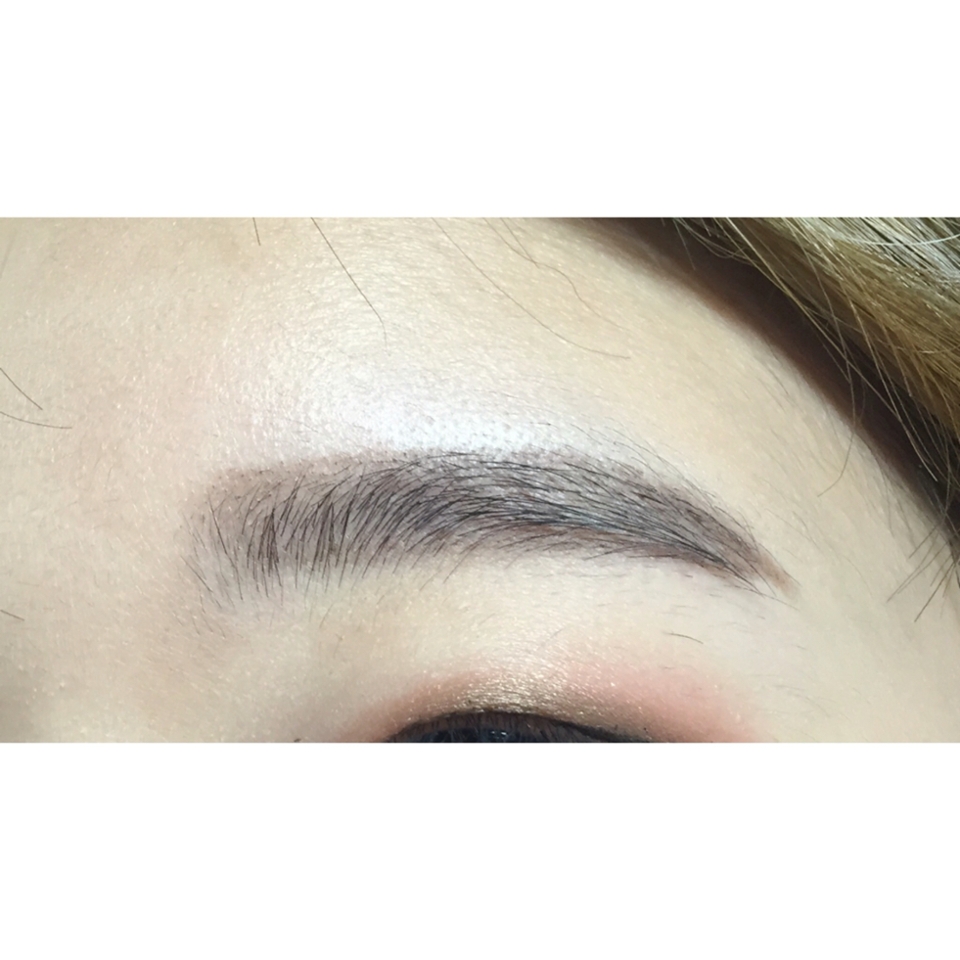 눈썹 제일 앞머리 부분은 눈썹이 난 방향으로
아래서 위로 살살 채워주시고, 브러쉬로 풀어준 후에 손가락으로 콧대쪽으로 밀어주세요