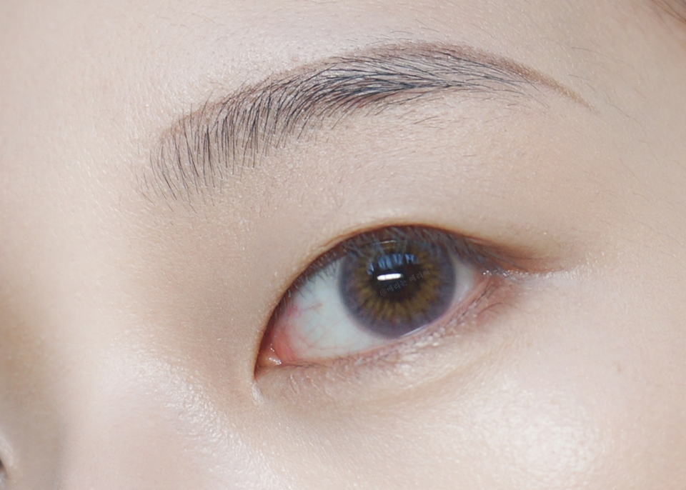 아이브로우를 눈썹 윗족에 맞춰 슥 그어주세요
저는 눈썹산이 올라가게 그렸어요 