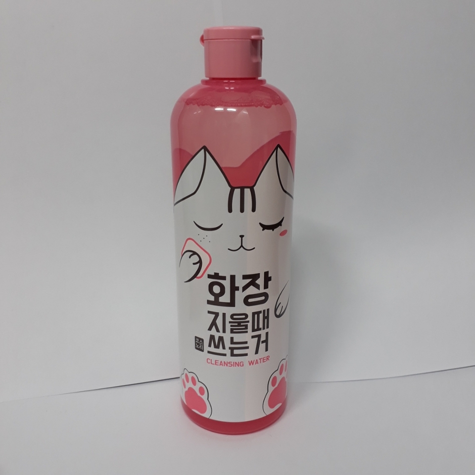 이름이 신기(특이)했어요!!

표지에서 고양이의 얼굴이 화장 전/후 그림이네요ㅎㅎ😺😸