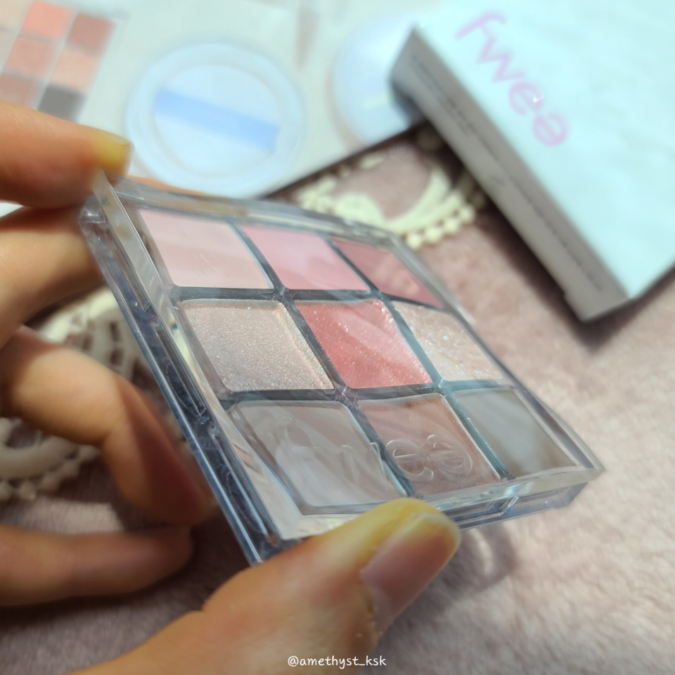 
심심하지 않게!!
물결치는 듯한 케이스 디자인이라서
조형미까지 갖춘 핸디블 섀도우팔레트예요.

한 손에 들어오는 사이즈라서
파우치에 넣어다니는 것도 👌 

가성비갑 #미니팔레트 예요.



