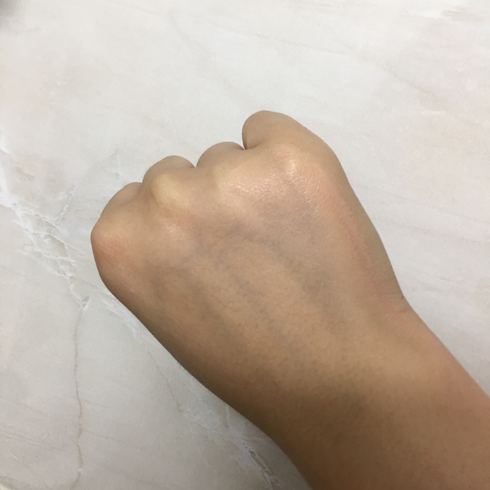 화장솜에 클렌져를 묻혀서 닦았는데
어머나 몇번 쓱쓱 문지르니 진짜 잘 지워지는거 있죠!😍
끝에는 잘 문지르지 못한 컨실러가 있네요😅
근데 설명서 다시 보니까 화장솜 필요없네용 바로 문지르면 되는거네요☺️