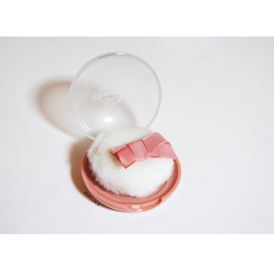 이 퍼프는 진짜 급할때만 사용 하는 용도,,,^^
내장 퍼프로 얼굴에 찍어바르는 순간 
무더기로 올라간다는 😭 가지고 계신
브러쉬로 발라주시는걸 권장합니다 !