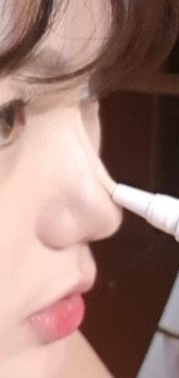 더욱 더 입체적인 코를 위해 #아리따움 브라이트너로 콧대를 살려줍니다✨
추가적으로 콧볼을 더 줄여보이기위해 