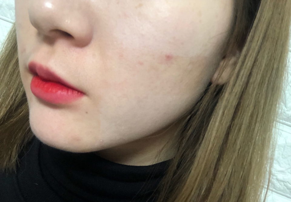 발색샷 다 찍고나서 클렌징워터 적신 화장솜으로 지우는데.. 지우다 너무 깜짝 놀라서 찍었어요.. 솜이 지나간 자리만 톤업크림이 싹 지워졌는데.. T자모양 확연히 차이나는거 보이시나요..? 하하핳 정말 대단한 제품이에요 엄지척👍🏻(feat.진영언니)