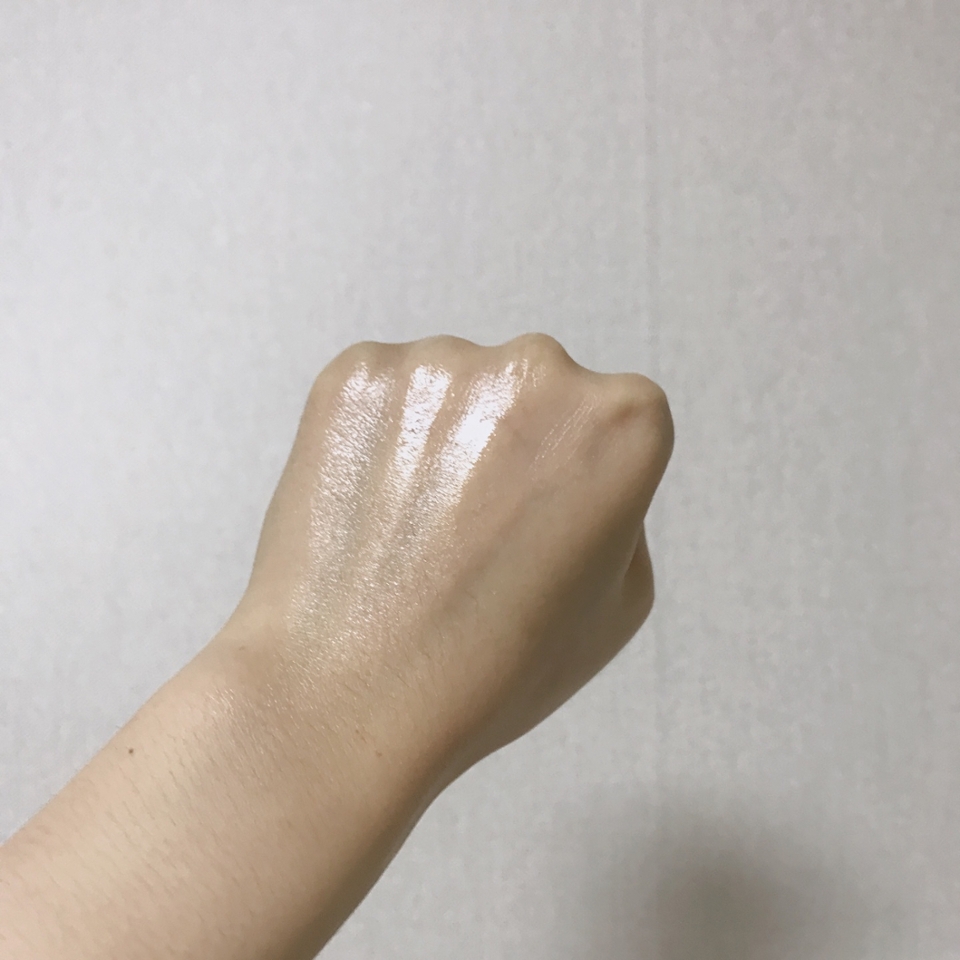 펴 발라 보았는데 , 진짜 너무 가볍고 흡수도 착착 잘 되서 너무 좋아요.

저는 앰플이면 무겁고 답답한 느낌이 날 줄 알았는데 진짜 산뜻해요.