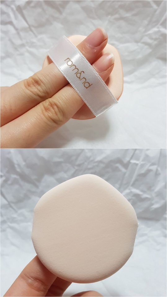 다음은 퍼프인데요! 위에가 살짝 뾰족하게 되어있어서 세밀한 터치가 되는 점이 좋았어요!  말랑하고 부드럽고 도톰한 편이에요!