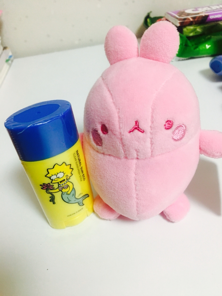 몰랑이 인형보다 작은 선스틱은 들고다니면서 계속적으로 발라주면 좋을 거같아요~