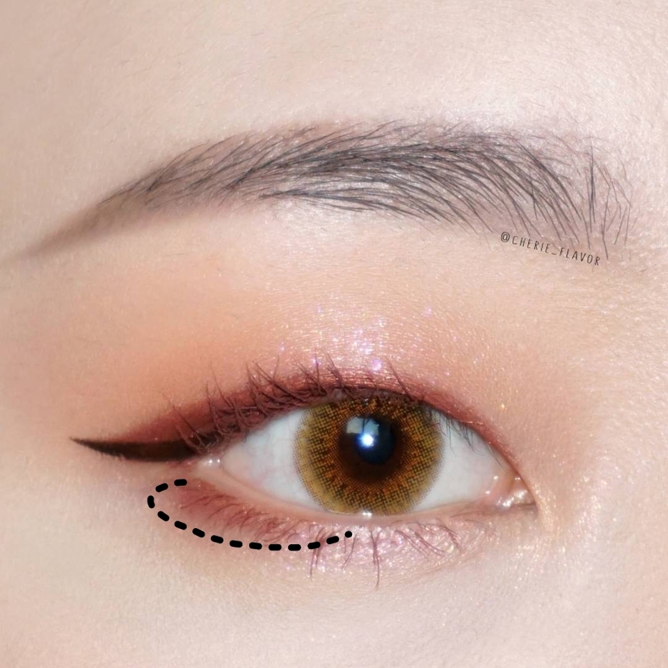 4. 미샤 모던 섀도우 이탈프리즘 18 시나몬파이

동일한 섀도우를 언더 삼각존에도 발라 눈꼬리에 음영감을 줍니다. 눈꼬리를 중심으로 음영을 넣어주면 눈의 가로 길이가 길어보이는 효과가 있어요.